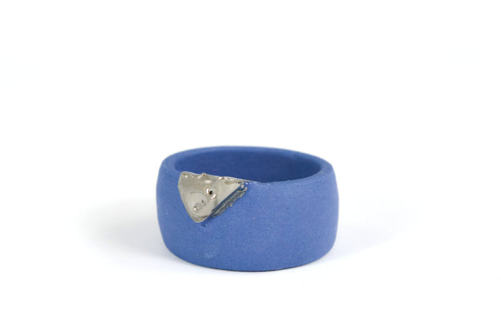 porcelain ring, mėlynas porcelianinis žiedas, ceramic rings, porcelianiniai žiedai, porceliano žiedai, žiedai iš porceliano, keramikiniai žiedai, žiedai iš keramikos, rankų darbo papuošalai, keramikiniai papuošalai, porceliano papuošalai, papuošalai iš porceliano, freakyfoxx, papuošalai Vilniuje, papuošalai  Užupyje, handcrafts stores in Vilnius