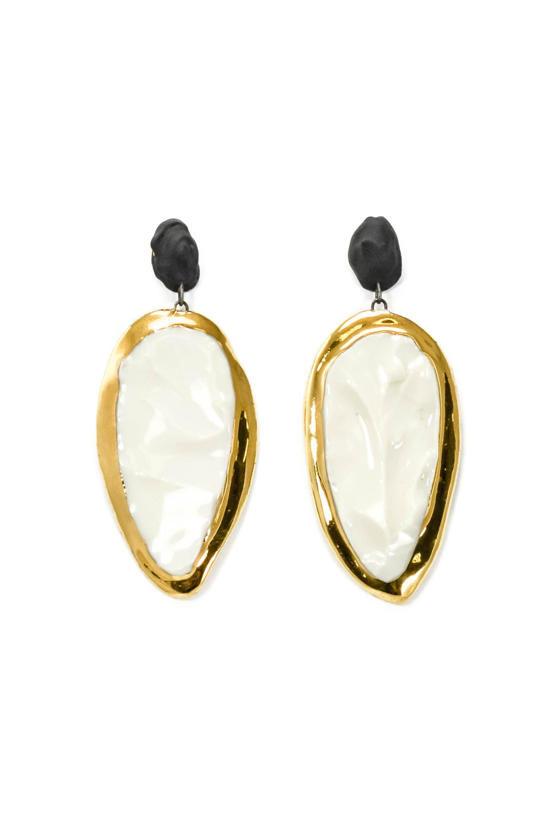 Bridal porcelain earrings. Vestuviniai auskarai Vilniuje. Vestuviniai balto porceliano auskarai. FreakyFoxx Gift Shop in Užupis. Jewelry in Užupis Republic. Porceliano papuošalų parduotuvė Užupyje, Polocko gatvėje. Keramikiniai auskarai. Sidabriniai auskarai. Ilgi auskarai. Lietuvių dizainerių papuošalai. Juvelyrikos parduotuvė Vilniuje.