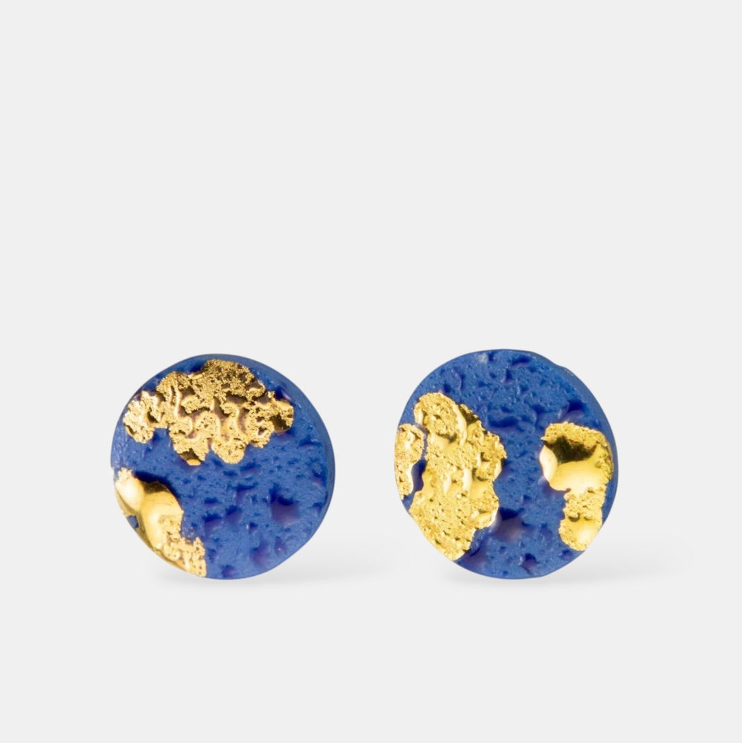 Apvalūs porcelianiniai auskarai su auksiniu ir mėlynu porcelianu baltame fone, kuriuos sukūrė freakyfoxx