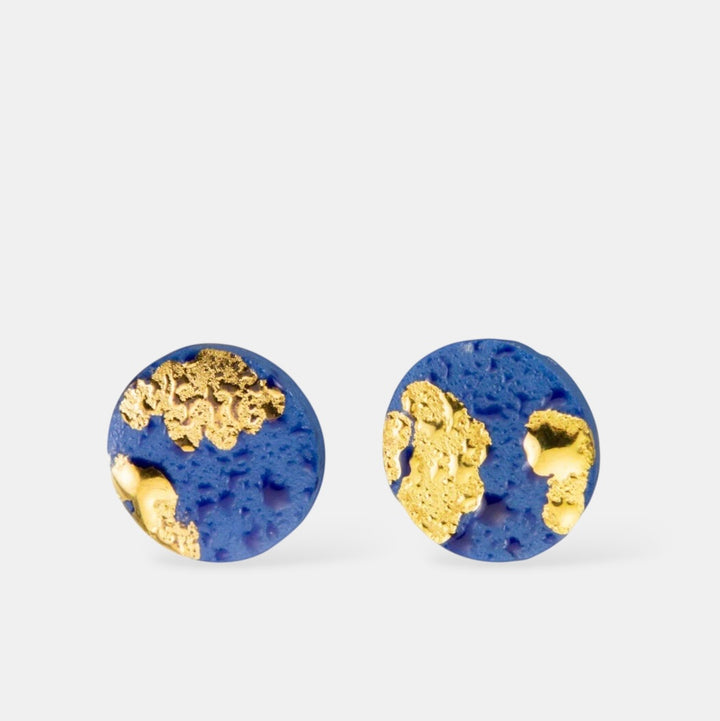 Apvalūs porcelianiniai auskarai su auksiniu ir mėlynu porcelianu baltame fone, kuriuos sukūrė freakyfoxx