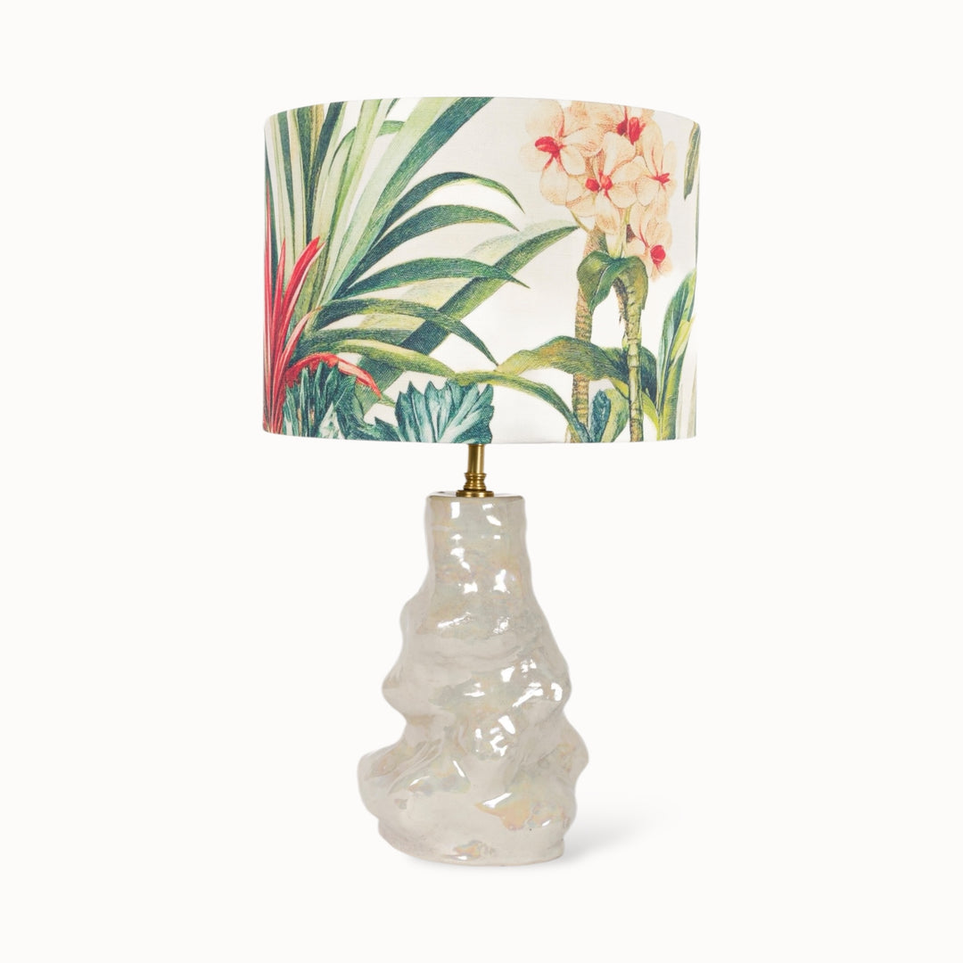 Close-up of the botanical-themed lampshade, featuring lush green leaves and a linen blend texture.
Botaninės tematikos šviestuvo gaubtas su sodriais žalios spalvos lapais ir lininio mišinio tekstūra.