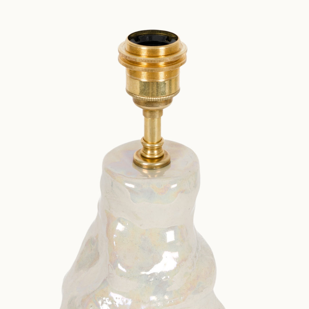 Elegant brass light socket on a glossy ceramic base, designed for a refined lighting experience.
Elegantiškas žalvarinis šviestuvo lizdas ant blizgaus keraminio pagrindo – sukurtas išskirtiniam apšvietimui.