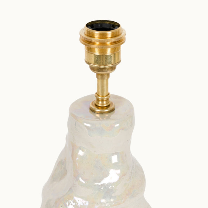 Elegant brass light socket on a glossy ceramic base, designed for a refined lighting experience.
Elegantiškas žalvarinis šviestuvo lizdas ant blizgaus keraminio pagrindo – sukurtas išskirtiniam apšvietimui.