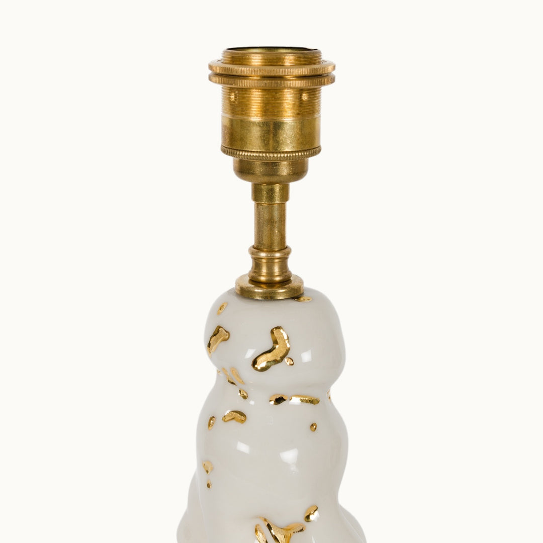 Elegant brass light socket on a glossy ceramic base, combining refined design with functional durability.
Elegantiškas žalvarinis šviestuvo lizdas ant blizgaus keraminio pagrindo – derinantis rafinuotą dizainą ir funkcionalumą.