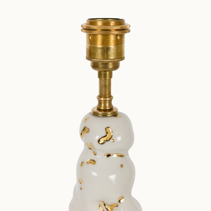 Elegant brass light socket on a glossy ceramic base, combining refined design with functional durability.
Elegantiškas žalvarinis šviestuvo lizdas ant blizgaus keraminio pagrindo – derinantis rafinuotą dizainą ir funkcionalumą.