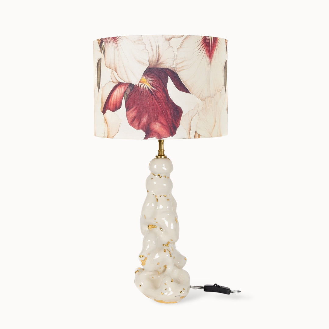 Stylish ceramic table lamp with a floral-inspired linen blend lampshade, designed to bring warmth to interiors.
Stilingas keraminis stalo šviestuvas su gėlėtu lininio mišinio gaubtu, sukurtas jaukiai interjero atmosferai.