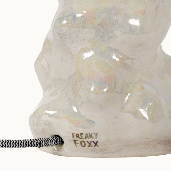 Close-up of the handcrafted ceramic base, showcasing delicate surface details and organic curves.
Rankų darbo keraminio pagrindo stambus planas, atskleidžiantis subtilias paviršiaus detales ir organiškas formas FreakyFoxx