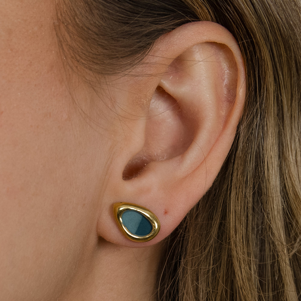 Rankų darbo keraminiai auskarai su auksu ant ausies