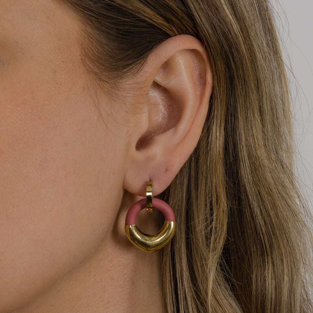 Ausies su rankų darbo lengvu hipoalerginiu auksiniu žiediniu auskaru stambiu planu