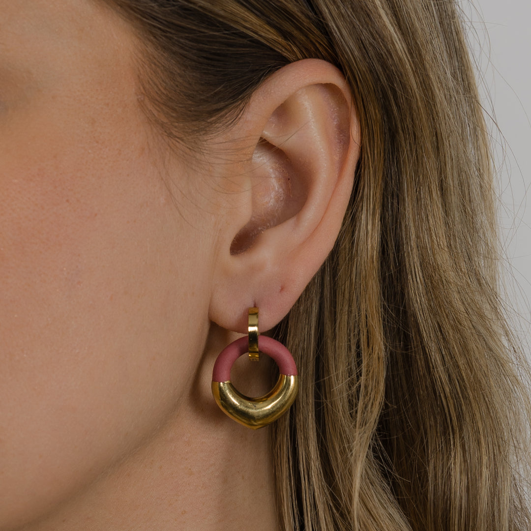 Ausies su rankų darbo lengvu hipoalerginiu auksiniu žiediniu auskaru stambiu planu