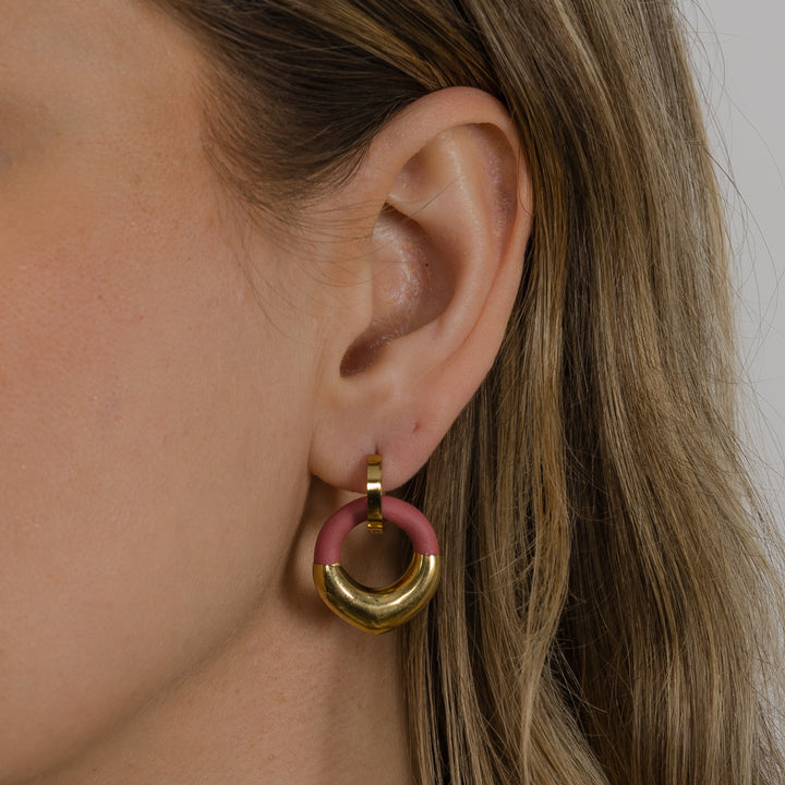 Ausies su rankų darbo lengvu hipoalerginiu auksiniu žiediniu auskaru stambiu planu