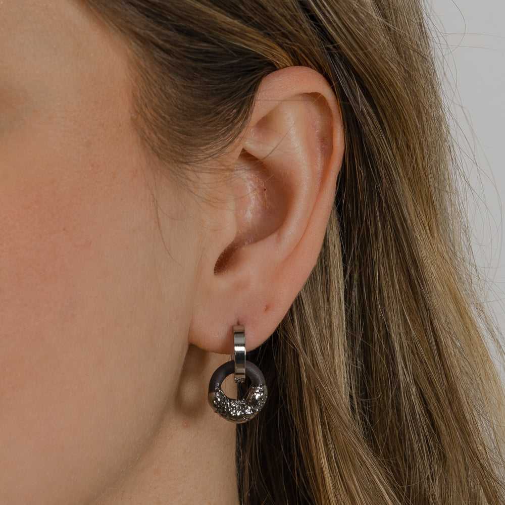 Ausies su porcelianiniu žavesiu auskaru stambus planas su neryškiu fonu