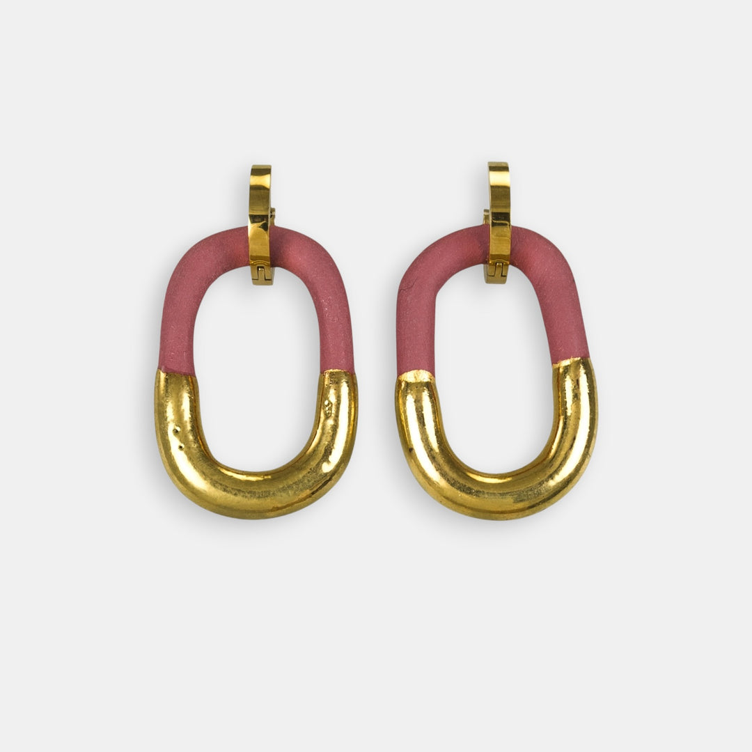 Auskarų pora su rožinės ir auksinės spalvos ovaliomis formomis iš freakyfoxx baltame fone