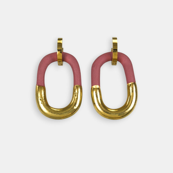 Auskarų pora su rožinės ir auksinės spalvos ovaliomis formomis iš freakyfoxx baltame fone