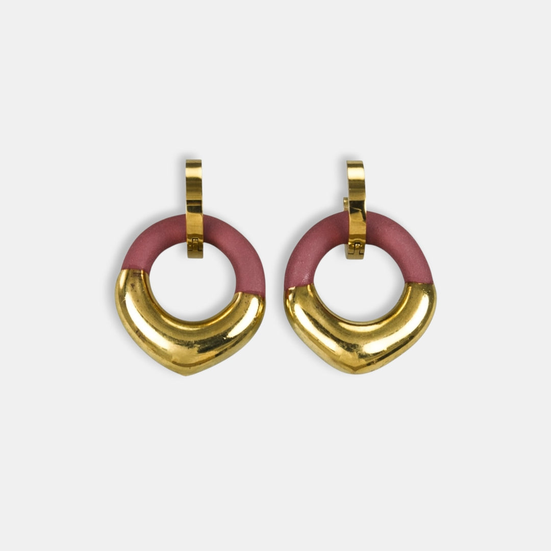 Auskarų pora su auksiniu ir rožiniu dizainu baltame fone, pagaminta freakyfoxx