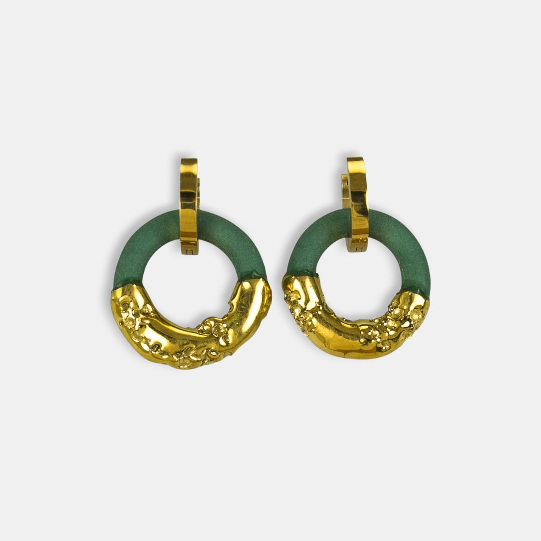 Pora auksinių ir žalių žiedinių auskarų iš freakyfoxx baltame fone. Jie rankų darbo iš porceliano ir padengti 24 karatų aukso blizgesiu.