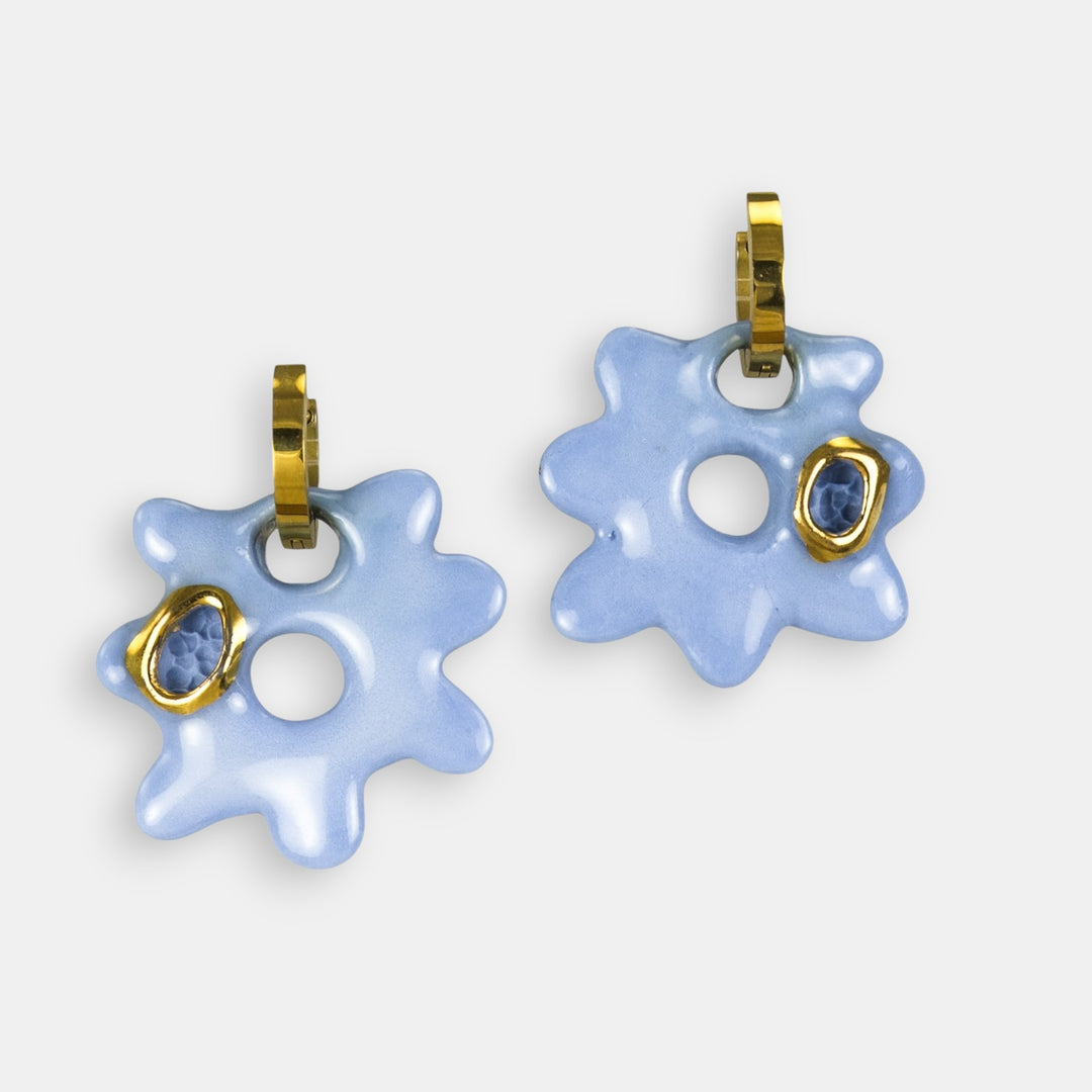 Pora šviesiai mėlynų keraminių pakabukų su auksiniais akcentais žiediniams auskarams iš freakyfoxx baltame fone
