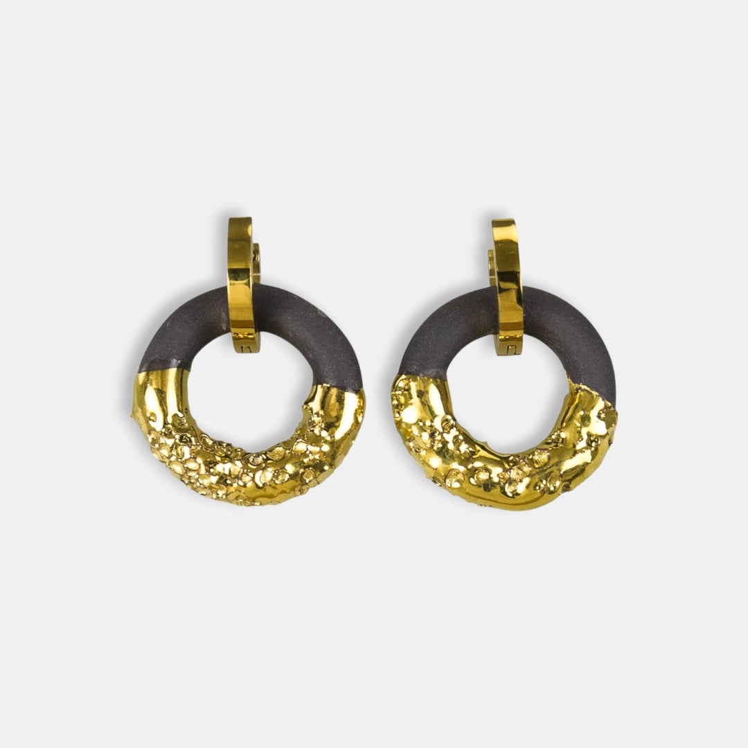 Pora auksinių ir juodų žiedinių auskarų iš freakyfoxx baltame fone