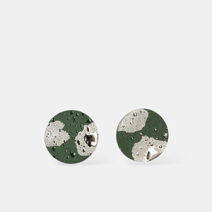 Apvalūs porcelianiniai auskarai su žaliu ir sidabriniu raštu baltame fone (freakyfoxx)