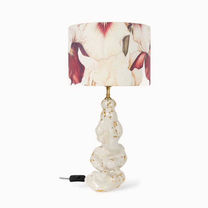 Elegant ceramic table lamp with a floral shade, perfect for refined interiors with a minimalist aesthetic.
Elegantiškas keraminis stalo šviestuvas su gėlėtu gaubtu, puikiai tinkantis rafinuotiems interjerams su minimalistine estetika.