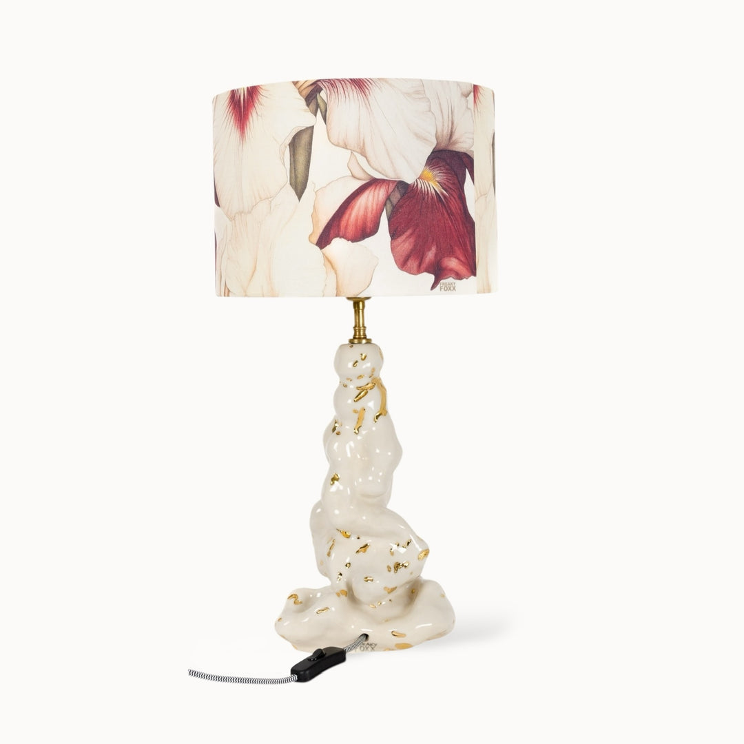Handmade ceramic table lamp with soft pastel tones, blending subtle elegance with functional design.
Rankų darbo keraminis stalo šviestuvas su švelniomis pastelinių spalvų detalėmis, jungiantis subtilią eleganciją ir funkcionalų dizainą.