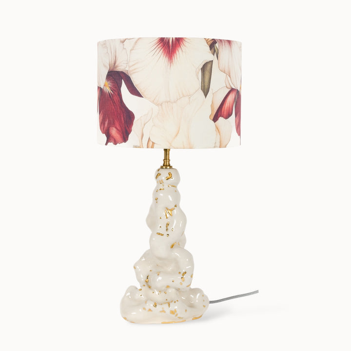 Handmade ceramic table lamp with a tiered sculptural base and a floral linen blend lampshade featuring soft pink and white petals.
Rankų darbo keraminis stalo šviestuvas su laiptuotu skulptūriniu pagrindu ir gėlėtu lininio mišinio gaubtu, dekoruotu švelniomis rožinėmis ir baltomis gėlėmis.