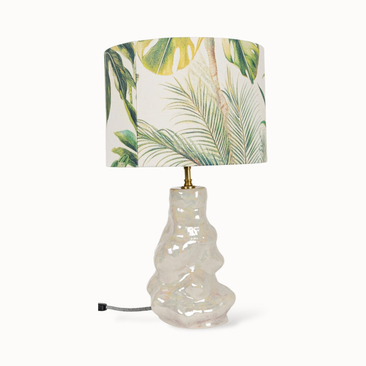 Handcrafted ceramic table lamp with a sculptural white base and a minimalist botanical-inspired lampshade.
Rankų darbo keraminis stalo šviestuvas su skulptūriniu baltu pagrindu ir minimalistiniu botaniniu gaubtu.