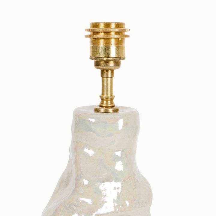 Modern ceramic table lamp with a high-gloss finish, blending functionality with artistic expression.
Modernus keraminis stalo šviestuvas su blizgiu paviršiumi, derinantis funkcionalumą su menine išraiška.
