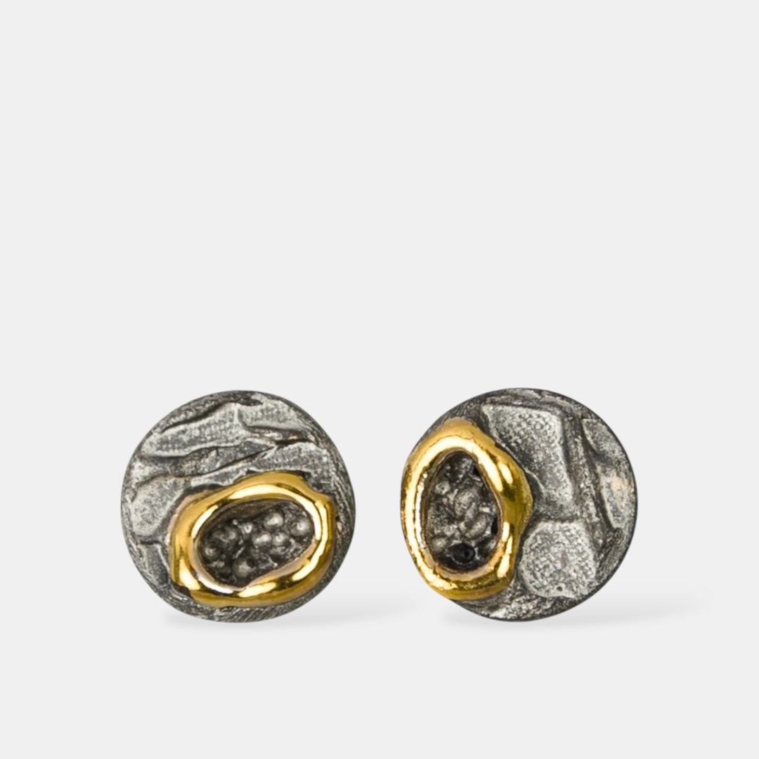 Auskarų pora su tekstūruotu porcelianiniu dizainu, padengta auksu ir platinos blizgesiu baltame fone