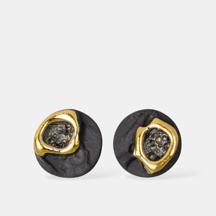 Pora juodų ir auksinių auskarų iš „freakyfoxx“ baltame fone. Porcelianiniai auskarai.