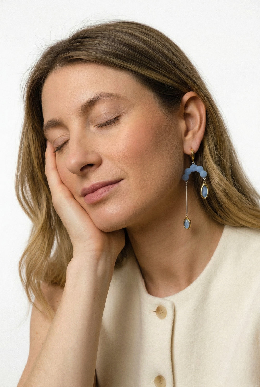 Moteris su porcelianiniais auskarais