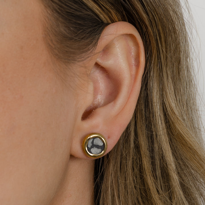 Rankų darbo auksiniai ir pilki auskarai su įsmeigtukais.