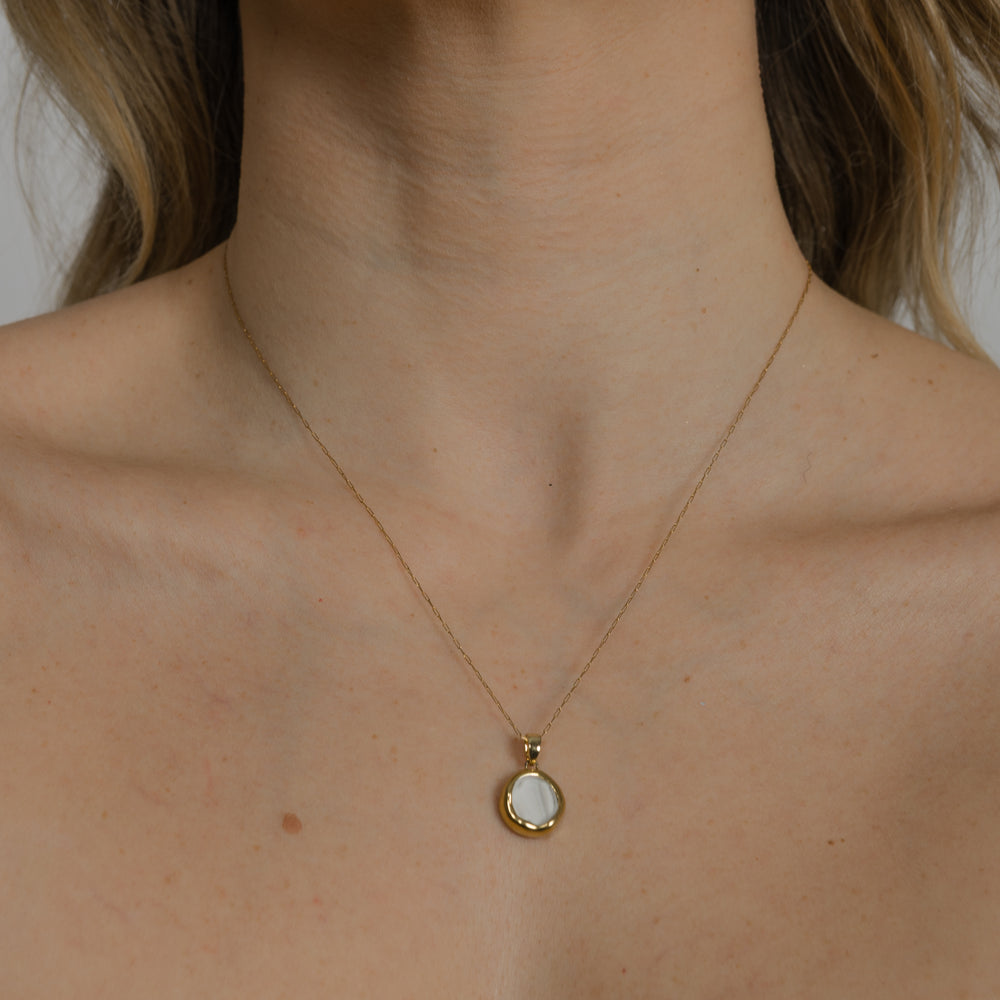 Žmogaus nešiojamas pakabukas su karoliais