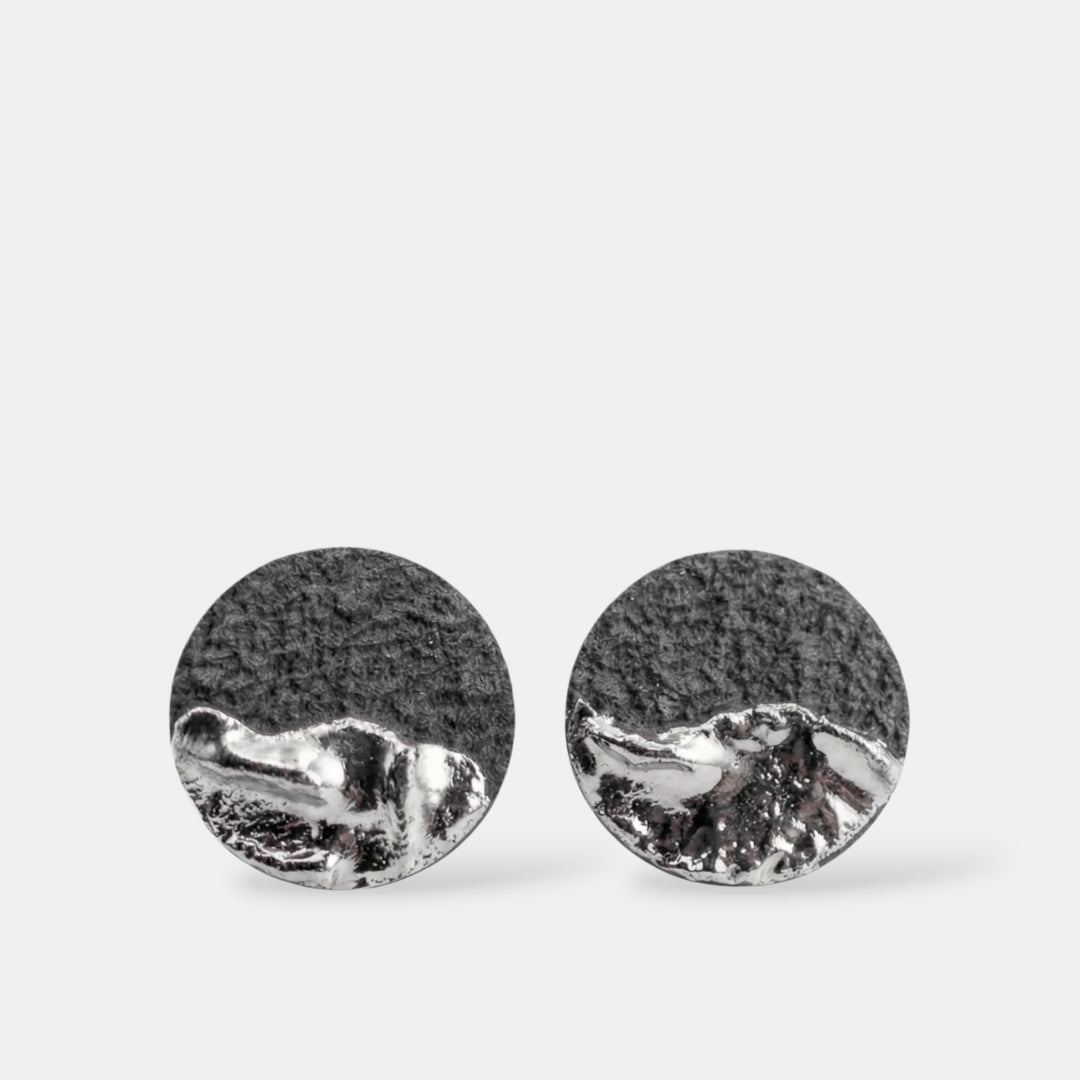 Pora apvalių sidabrinių auskarų iš freakyfoxx šviesiai pilkame fone