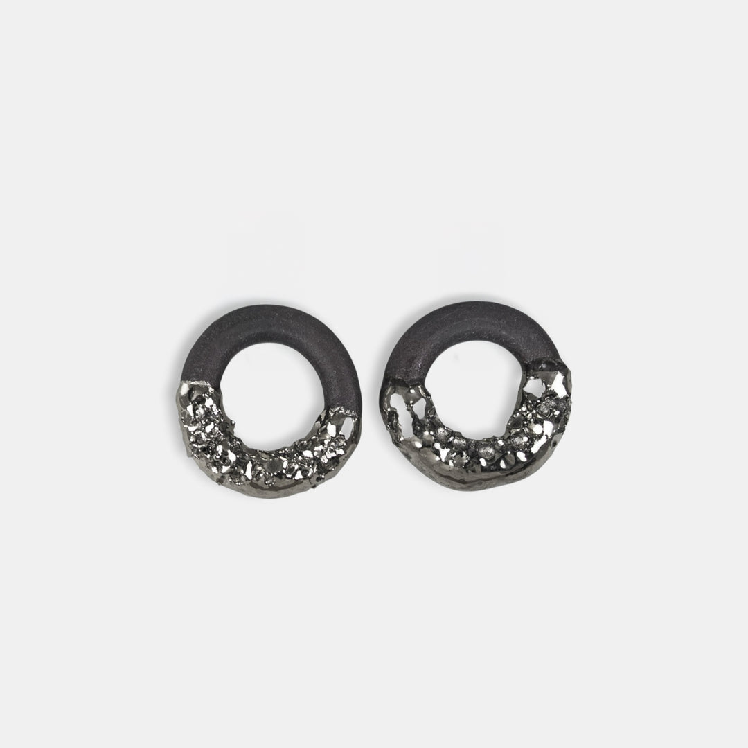 Pora juodų pakabukų auskarams šviesiai pilkame fone