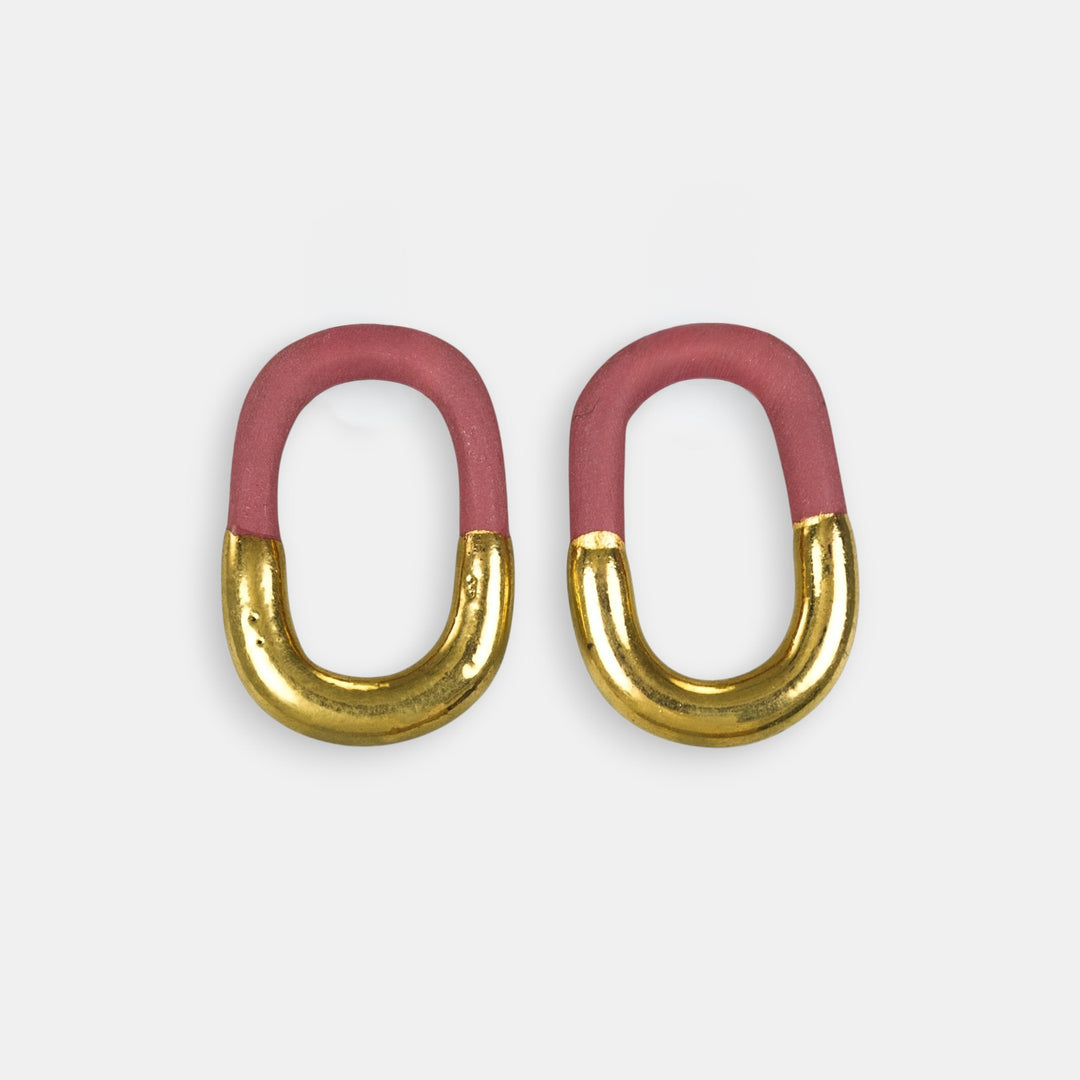 Auskarų pora su rožiniu ir auksiniu raštu baltame fone