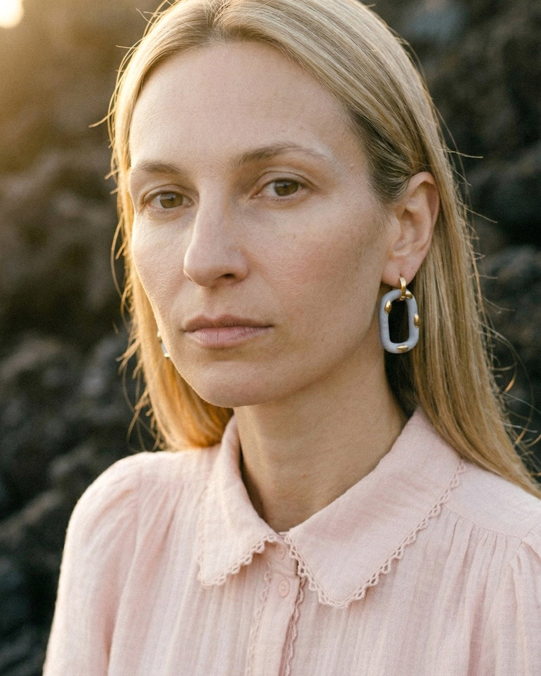 moteris nešioja auskarus su keraminiu pakabuku iš freakyfoxx Tenerifėje