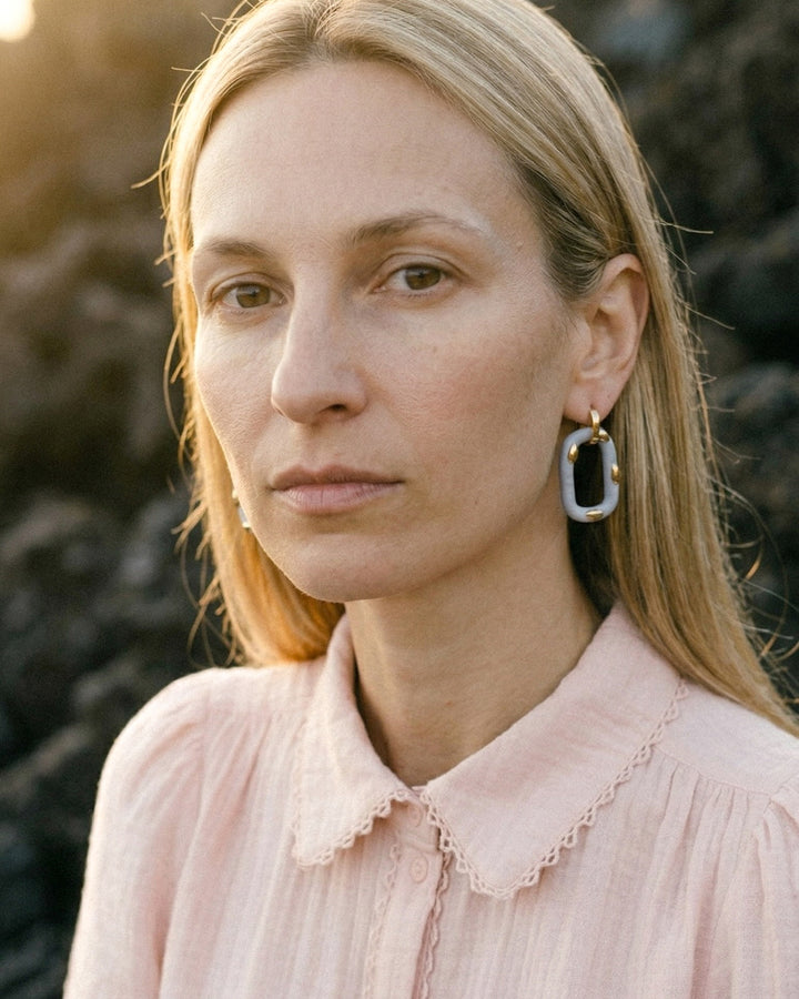 moteris nešioja auskarus su keraminiu pakabuku iš freakyfoxx Tenerifėje