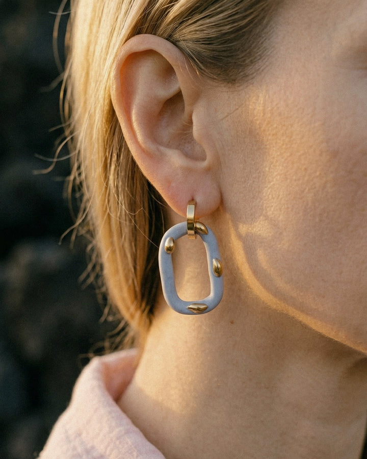 rankų darbo šviesiai mėlynas porceliano auskaras su auksu