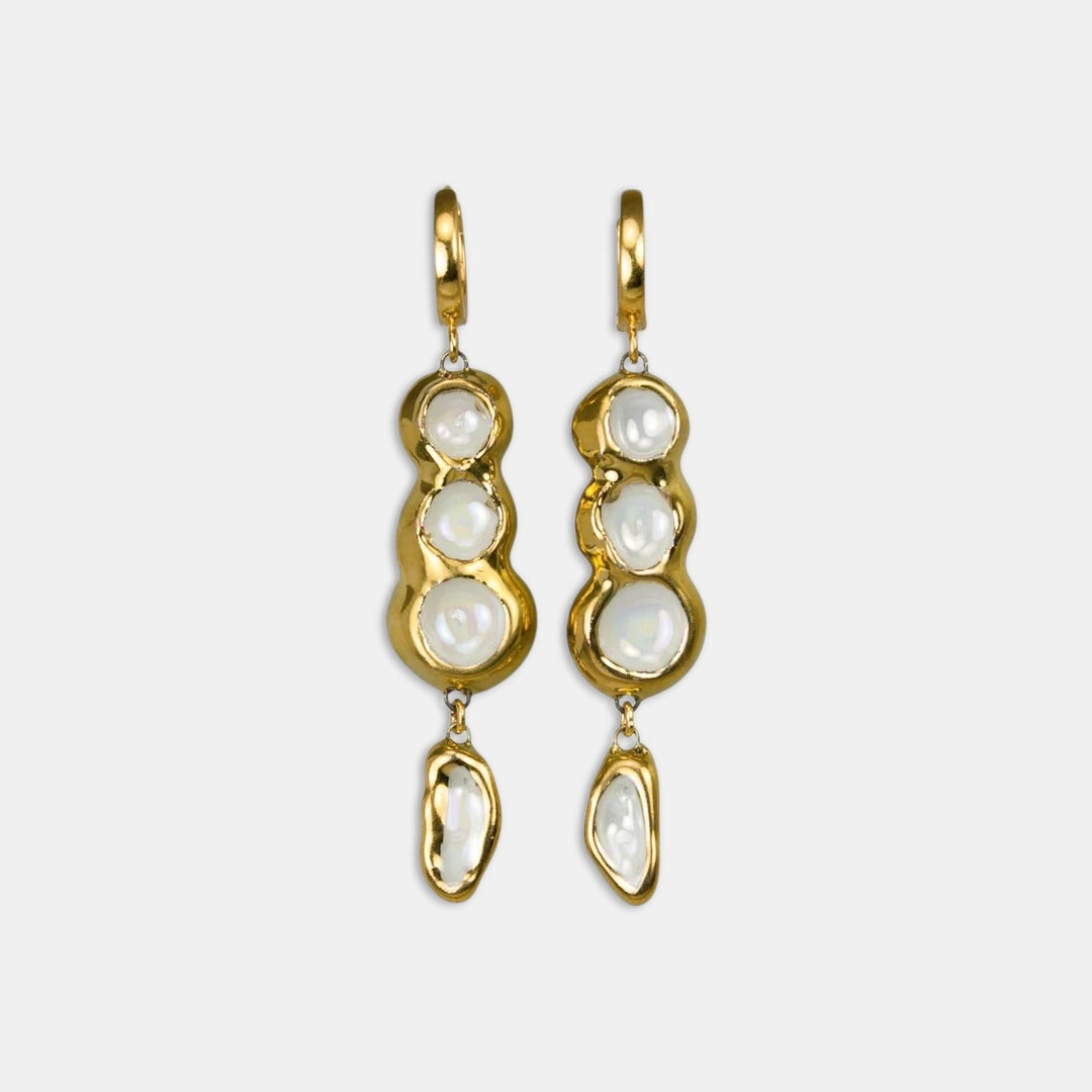 Auksu dengti auskarai su perlais, kuriuos imituoja freakyfoxx