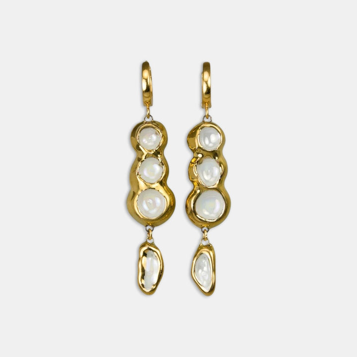 Auksu dengti auskarai su perlais, kuriuos imituoja freakyfoxx