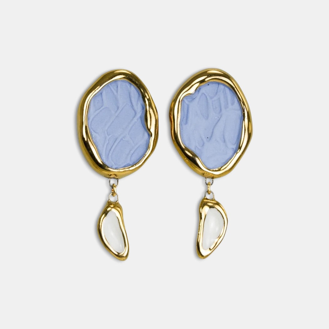 Rankų darbo auskarų pora su auksiniais rėmeliais ir mėlynu matiniu porcelianu, gamintojas freakyfoxx