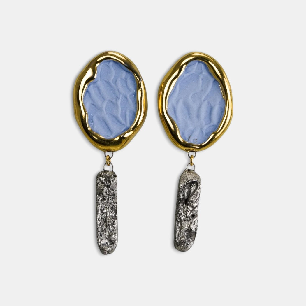 Porcelianinių auskarų pora su auksiniu ir mėlynu raštu iš freakyfoxx