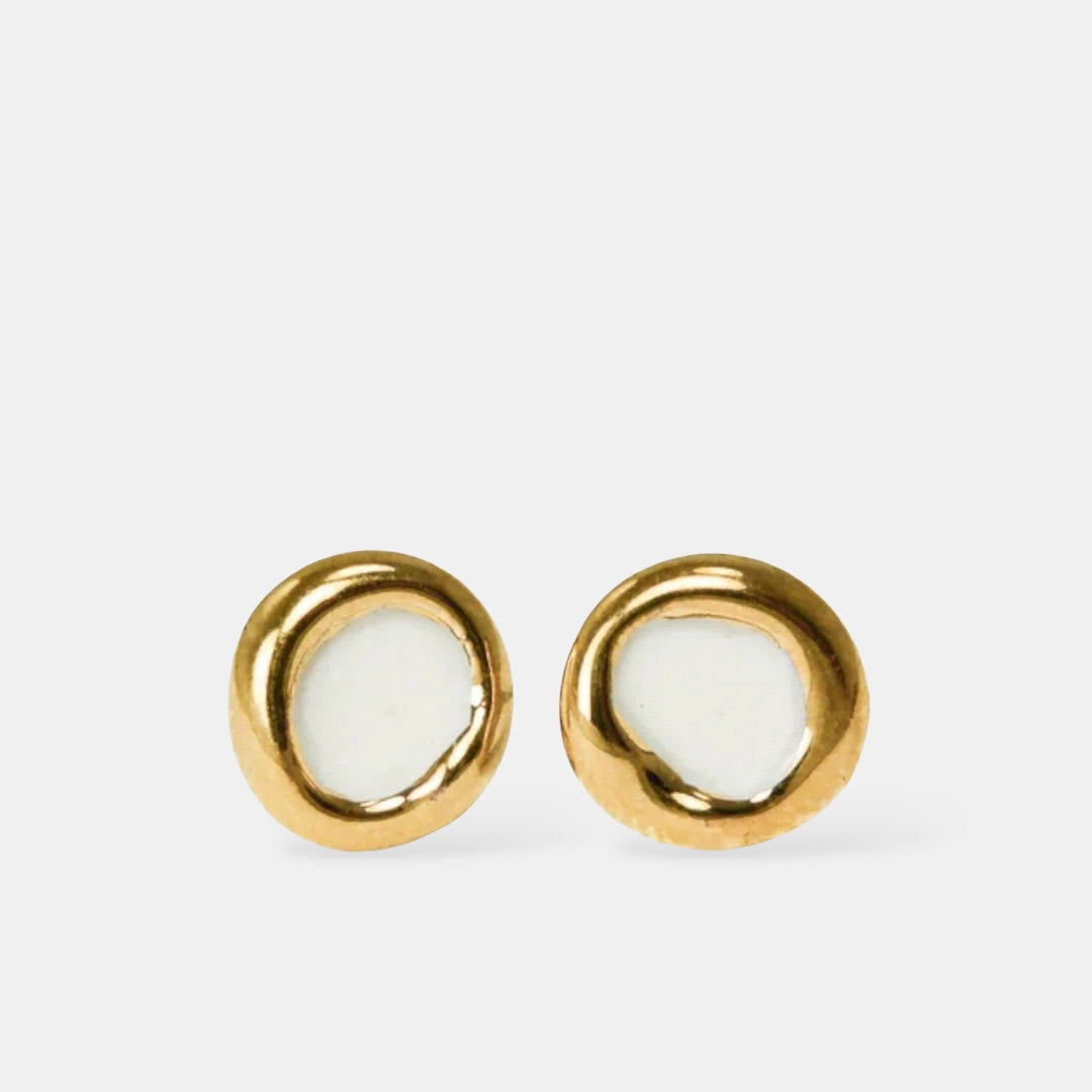 Balti porcelianiniai auskarai su auksu šviesiai pilkame fone (freakyfoxx)