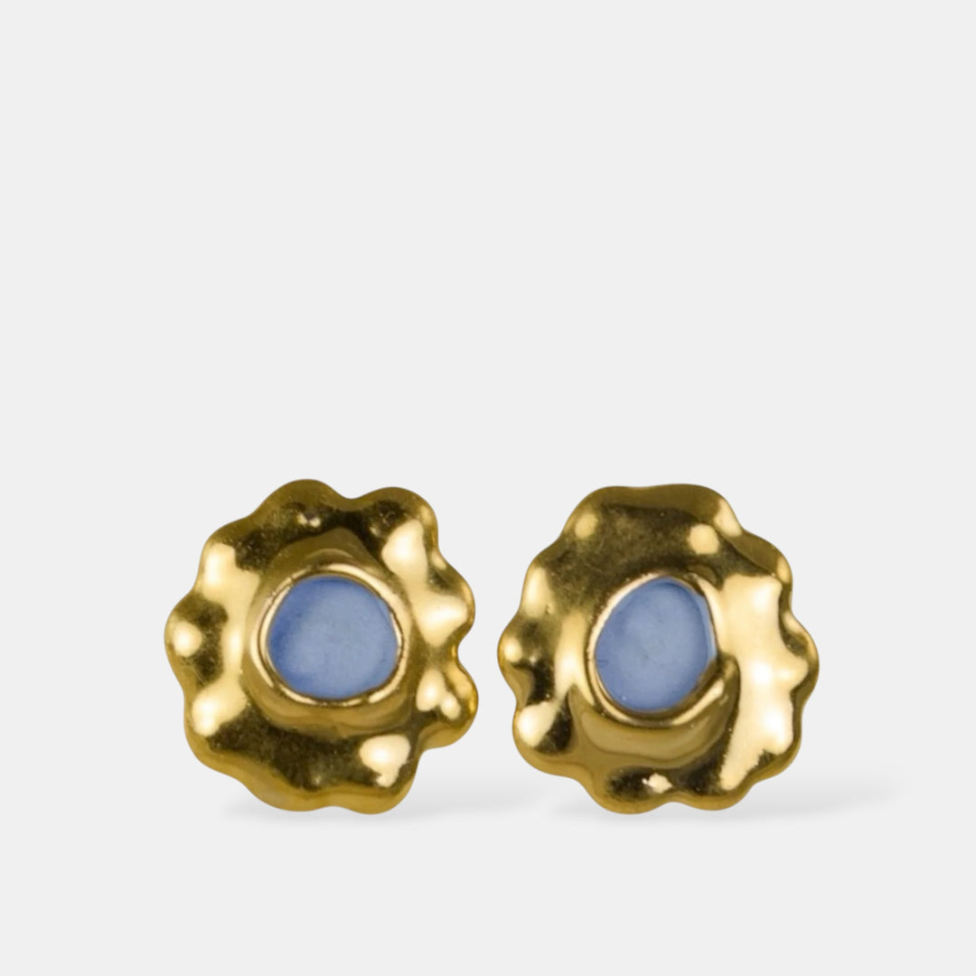 Auksuoti porcelianiniai auskarai su mėlynu porcelianu baltame fone