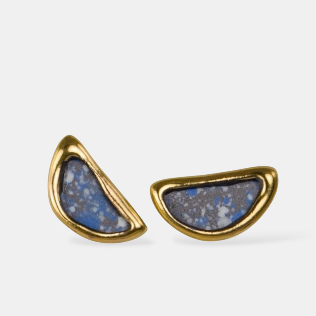 Auskarai su auksiniais apvadais ir mėlynu bei pilku porcelianu baltame fone