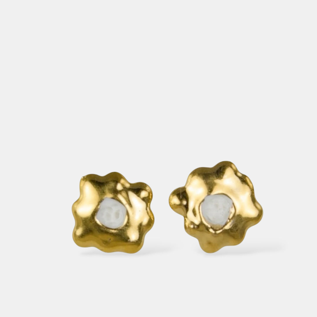 Auksuoti porcelianiniai auskarai su centrine porcelianine detale baltame fone