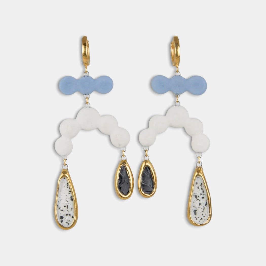 Porcelianinių auskarų pora su mėlynos, baltos ir auksinės spalvos elementais iš freakyfoxx