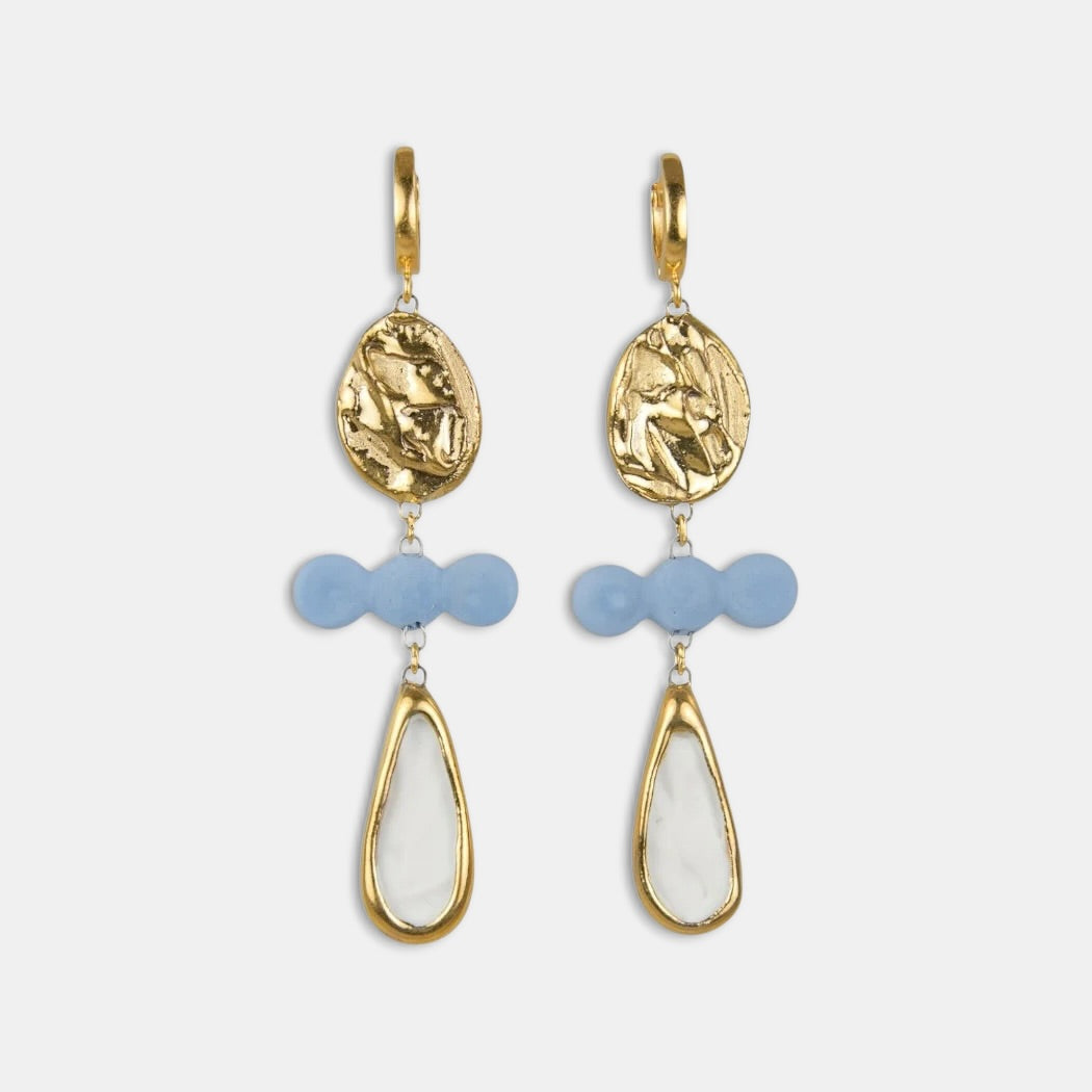 Rankų darbo auskarų pora su mėlynais ir baltais porceliano lašeliais iš freakyfoxx