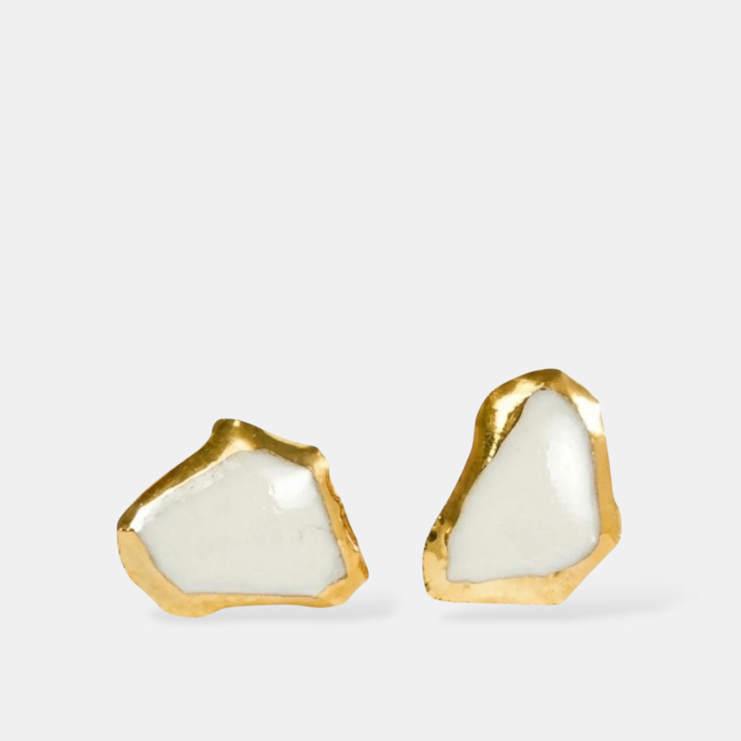 Pora auksiniais rėmeliais įrėmintų balto porceliano auskarų šviesiai pilkame fone (freakyfoxx). Lietuvėlės, auskarai Lietuva